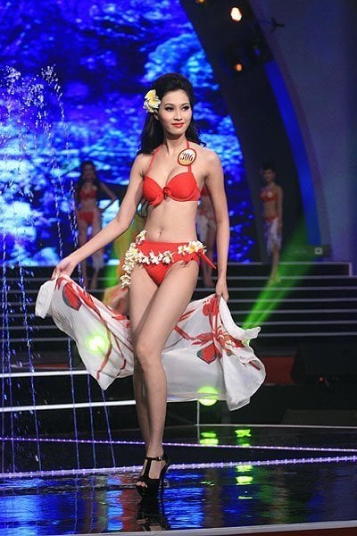 Đặng Thu Thảo năm nay 21 tuổi, cao 1m73, nặng 49kg, số đo 3 vòng: 83-60-90.