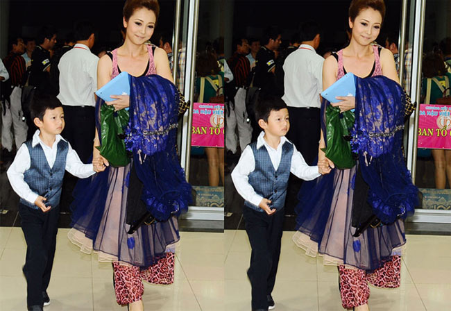 Hoa hậu Jennifer Phạm khá vất vả khi dắt cả con trai Bảo Nam đến xem mẹ làm MC. Jennifer tỏ ra mệt mỏi với một tay dắt con, một tay ôm đống trang phục.