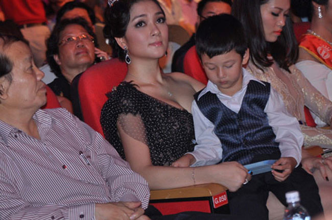 Có con gái cùng tuổi với Bảo Nam, nên Hoa hậu Nguyễn Thị Huyền cũng nhanh chóng lấy được lòng Bảo Nam.