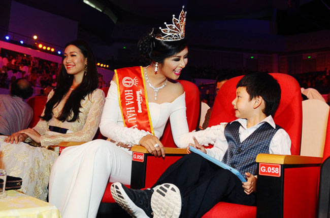 Bên cạnh Hoa hậu Nguyễn Thị Huyền, Hoa hậu Ngọc Hân cũng là người rất yêu trẻ con. Thỉnh thoảng cô lại trò chuyện vui vẻ với Bảo Nam.