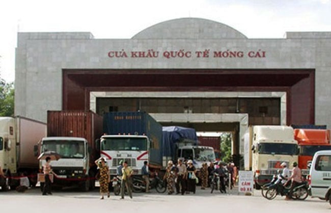 Theo báo cáo của Chi cục Hải quan cửa khẩu Móng Cái, tính đến ngày 20/8 có 4.234 container hàng hóa các loại, trong đó hơn 1.000 xe hàng đông lạnh đang phải lưu giữ tại các kho bãi của cửa khẩu Ka Long, điểm thông quan Lục Lầm để bảo quản chờ xuất khẩu. Hiện có gần 300 xe hàng nằm án binh bất động tại các kho bãi này ít nhất bốn, năm tháng và được xếp vào loại hàng tồn quá hạn nhưng vẫn chưa thể xuất kho. Chi phí tiền điện để giữ lạnh một container mất hơn 1 triệu đồng/ngày, chưa kể tiền lưu kho bãi chừng 300.000 đồng. Những chi phí này chủ hàng Trung Quốc chi trả nhưng thời gian lưu kho bãi quá dài, chi phí ngang với giá trị hàng hóa nên chủ hàng bỏ luôn, doanh nghiệp làm dịch vụ xuất nhập khẩu phải gánh. 