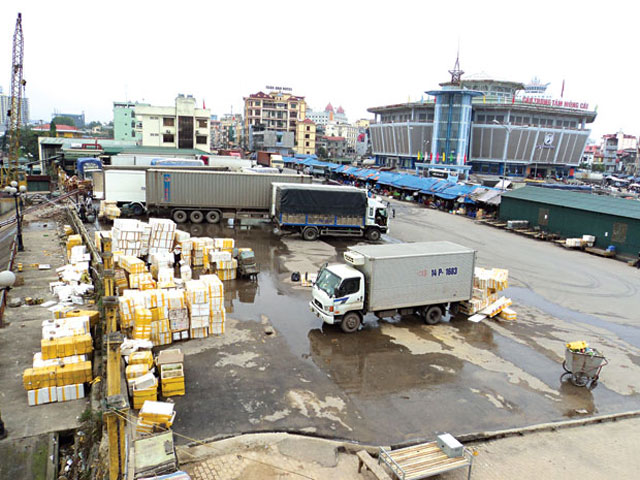 Từ hơn một tháng nay, biên giới Việt Nam – Trung Quốc khu vực Móng Cái (Quảng Ninh) đã bị đóng cửa, khiến cho việc giao thương bị ngưng trệ hoàn toàn. Nhiều chủ hàng cho biết, phía Trung Quốc tăng cường thêm hàng ngàn người, lập các lán kiểm tra với mật độ dày đặc dọc tuyến biên giới giáp với địa bàn Móng Cái. Đáng chú ý, đây là lần đầu tiên sau rất nhiều năm, phía Trung Quốc cấm hoàn toàn, không cho bất kỳ loại hàng hoá nào qua biên giới hai nước. Trước đây, mỗi lần cấm biên hàng hoá vẫn có thể được qua lại trong vài giờ mỗi ngày.