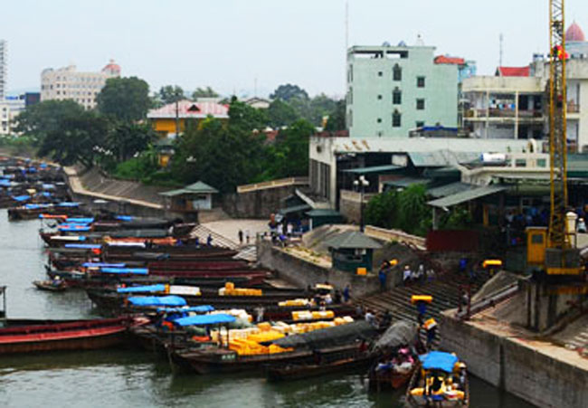 Có doanh nghiệp chuyên làm tạm nhập tái xuất hàng với Trung Quốc đã buộc phải tiêu huỷ lô hàng đông lạnh đã tắc tại biên giới từ hơn một tháng nay. Đại diện doanh nghiệp này cho biết không thể chờ hơn vì chi phí lưu kho, điện bảo quản đã quá lớn.