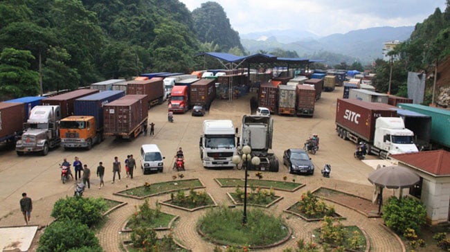 Xe container xếp hàng chờ xuất hàng ở cửa khẩu Cốc Nam (Lạng Sơn).