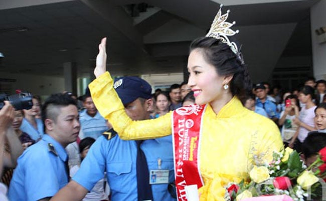 Hoa hậu Thu Thảo không quên nở nụ cười rạng rỡ, giơ tay chào mọi người.