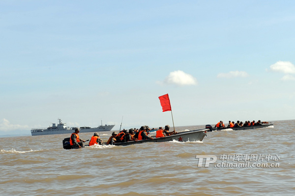 Lực lượng tầu ca-nô của hải quân Nam Kinh tiến hành tham gia tập trận đồng bộ.