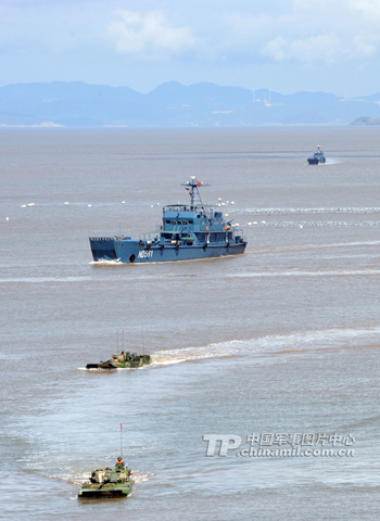 Tham gia buổi tập trận có sự xuất hiện của xe tăng lội nước hiện đại nhất của quân đội Trung Quốc