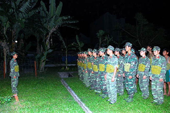 Các trinh sát đặc nhiệm quán triệt nhiệm vụ trước buổi huấn luyện đêm.