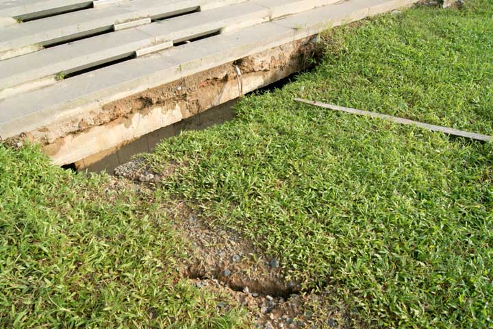 Vị trí sụt, lún tại Bảo tàng Hà Nội xuất hiện sau trận mưa lớn do ảnh hưởng của bão số 5 ngày 19/8 vừa qua. Hố sụt, lún sâu khoảng 1m, dài 2m, vị trí miệng hố rộng nhất khoảng 50cm, làm trơ chân móng tòa nhà Bảo tàng. Xung quanh hố vẫn xuất hiện những vết rạn nứt mới.