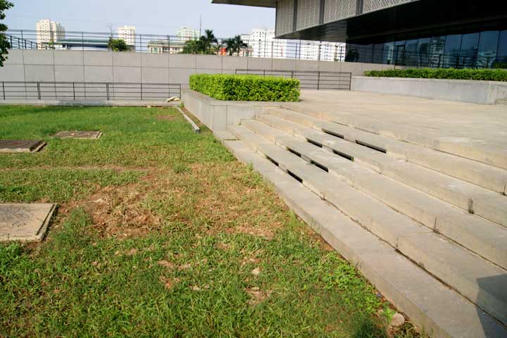 Sau khi chúng tôi đưa tin, ngày 23/8 đơn vị thi công đã cho khắc phục vị trí sụt, bồi đất vào hố sụt và trồng mới lại cỏ.