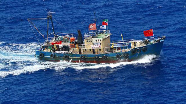 Hình ảnh tàu cá cùng 14 người từ Hong Kong xâm nhập quần đảo tranh chấp.