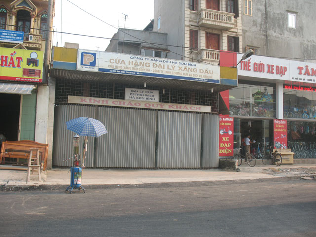 Theo phản ánh của người dân, hơn một tuần nay đại lý xăng dầu Bình Đà - Công ty TNHH Thương Mại và dịch vụ ở Bình Minh, Thanh   Oai, Hà Tây hầu như đóng cửa. Ảnh chụp chiều ngày 28/8, đại lý đóng cửa không một lý do.