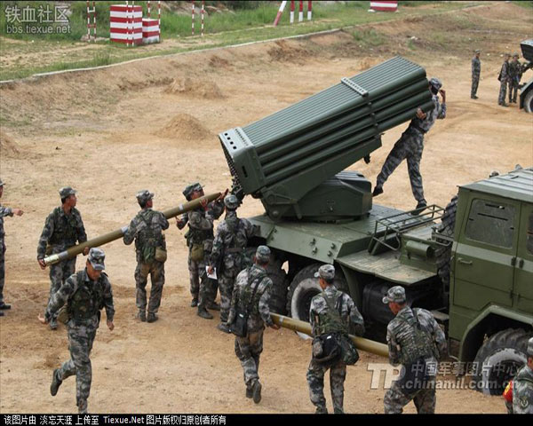 Binh sĩ Trung Quốc đang đưa đạn pháo vào ống phóng