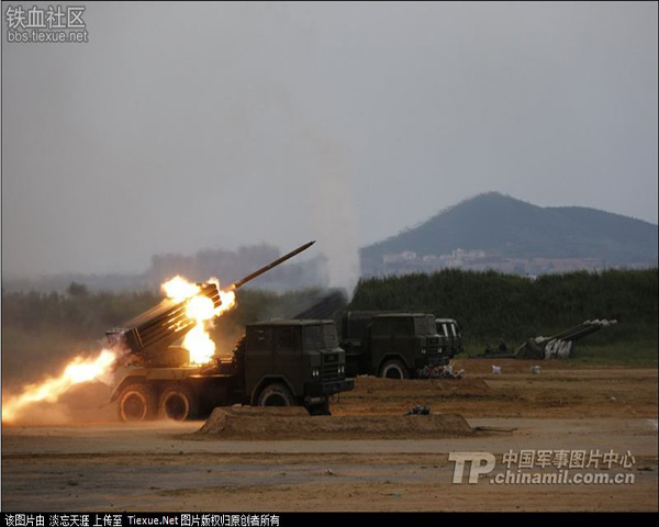 Hỏa tiễn 122mm của Trung Quốc bay rợp trời trên biển Hoa Đông
