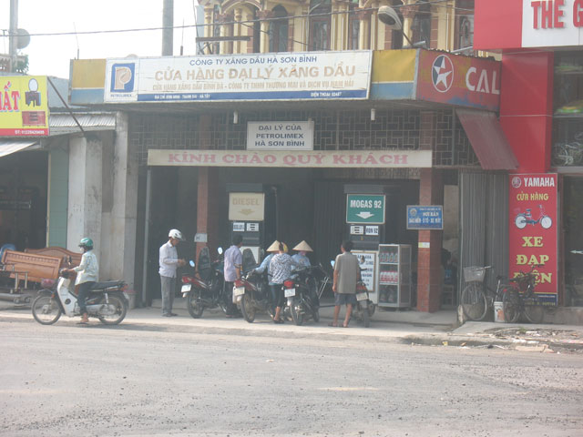 Sau khi giá xăng tăng, 6h sáng ngày 29/8, đại lý xăng dầu Bình Đà đã mở và đến 10h sáng vẫn chưa thấy có dấu hiệu đóng cửa. Bày   tỏ bức xúc vì cây xăng đóng cửa thậm chí tăng giá bán, bác Tường, làm xe ôm gần đó cho biết: 
