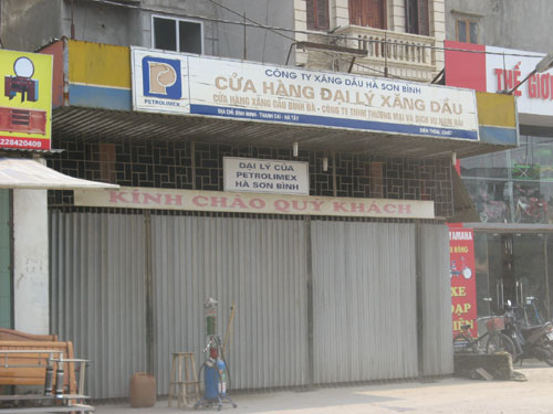 Đây không phải lần đầu tiên cây xăng này đóng cửa trước giờ xăng tăng giá, trước đó, ngày 12/8, trên địa bàn huyện Thanh Oai, Hà Nội, trước thông tin xăng dự kiến tăng giá 1.400 đồng/lít đại lý này cũng ngừng hoạt động. Ảnh chụp ngày 12/4 (Dân Trí)