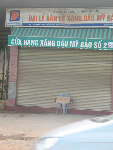8h sáng ngày 29/8, đại lý xăng này đóng cửa với lý do mất điện. Nhiều người dân ở đây cho biết thông tin sắp tới có thể sẽ tiếp tục tăng giá khiến đại lý này đóng cửa để chờ giá mới? 