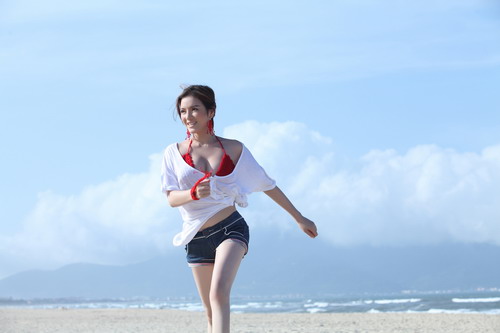 Người đẹp khoe thân hình nóng bỏng với bikini trên bãi biển.