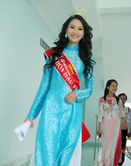 Chiều 29/8, Tân Hoa hậu Việt Nam 2012 Đặng Thu Thảo đã trở về Trường ĐH Tây Đô, nơi cô đang theo học trong sự chào đón nồng nhiệt của lãnh đạo trường và hàng ngàn sinh viên.