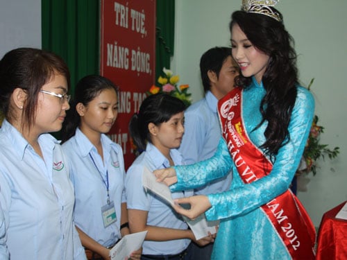 Thu Thảo đã gửi lại để cùng nhà trường trao học bổng cho các sinh viên có hoàn cảnh khó khăn đang học tại trường.