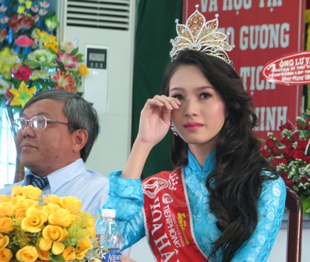 Hoa hậu Thu Thảo xúc động trước sự chào đón của sinh viên và những lời chia sẻ của lãnh đạo trường về cô.