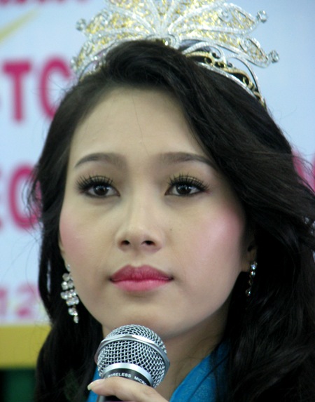 Khi MC xướng tên Đặng Thu Thảo là đoạt danh hiệu Hoa hậu Việt Nam 2012 tuy nhiên, Đặng Thu Thảo không... ngạc nhiên và khóc. Sự “bất thường” khi “lên đỉnh cao nhan sắc” của cô khiến giới “Hoa hậu học” phải bắt tay ngay vào việc phân tích. 
