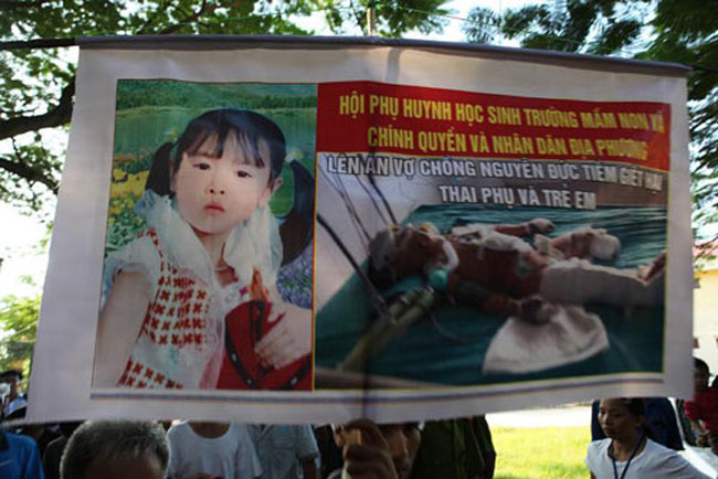 Theo cáo trạng, 7h ngày 1/12/2011, tại thôn Nam Sơn, xã Nam Sơn, TP Bắc Ninh xảy ra vụ nổ xe Honda Dream làm chị Nguyễn Thị   Quỳnh (30 tuổi) chết tại chỗ và con gái Nguyễn Khánh Vân (4 tuổi) chết sau đó.