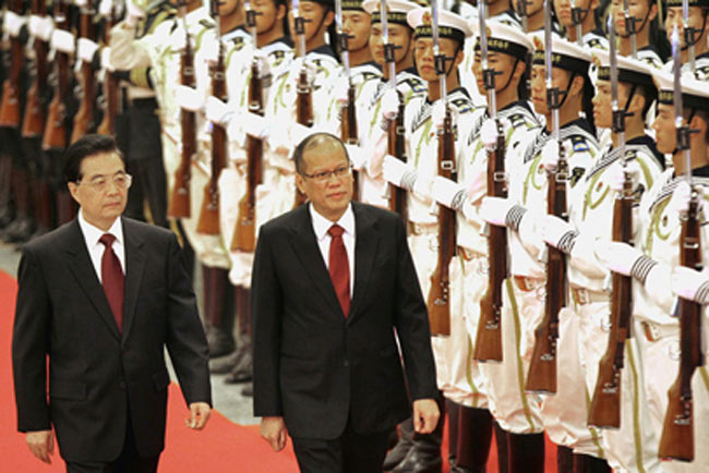 Theo Thứ tưởng Bộ Ngoại giao Philippines Laura del Rosario, Tổng thống Aquino sẽ tái khẳng định   tuyên bố chủ quyền đối với các vùng trên biển Đông, trong khi tìm cách giảm bớt căng thẳng với Trung   Quốc cũng như thúc đẩy thương mại, ngoại giao giữa 2 nước. 