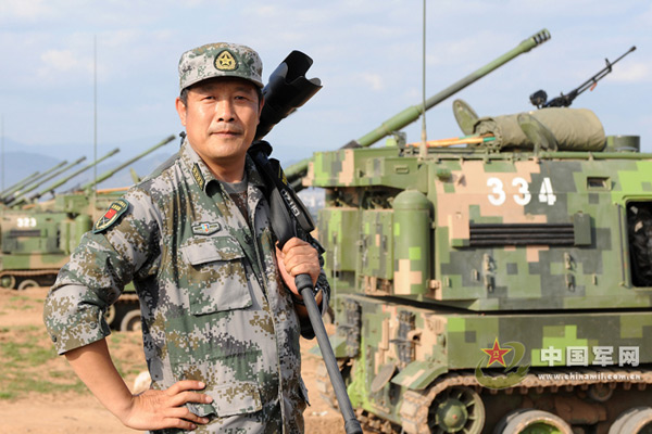Hình ảnh phóng viên chuyên trách quân sự Wu Sulin lưu lại hình ảnh trong lần đi đưa tin về lữ đoàn pháo binh Bắc Kinh