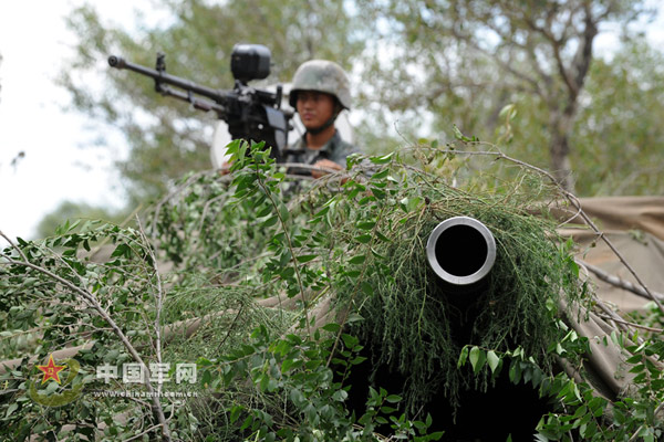 Pháo binh Trung Quốc ngụy trang cho khí tài chiến đấu...