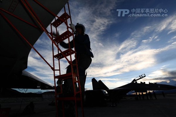Do tính cấp bách của nhiệm vụ phi công Trung Quốc nhanh chóng có mặt trên máy bay...