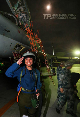 Hình ảnh phi công Trung Quốc vừa điều khiển tiêm kích cơ hiện đại thực hiện thành công nhiệm vụ được giao...