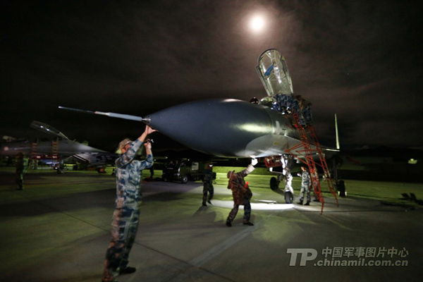 Máy bay Trung Quốc được kiểm tra ngay sau khi tham gia bài diễn tập bay đêm theo điều động khẩn cấp...