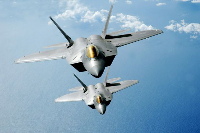 F-22 đã được đưa trở lại bầu trời bằng việc thực hiện sứ mệnh đầu tiên ở nước ngoài sau khi loại máy bay này bị tạm dừng hoạt động một thời gian vì một số vấn đề về kỹ thuật. Các phi công đã bị chóng mặt và mất định hướng mỗi lần lái máy bay F-22. Nguyên nhân được cho là các phi công đã không được cung cấp đủ oxy khi tham gia điểu khiển F-22. Sau một thời gian khắc phục sự cố, F-22 đã được đưa vào hoạt động trở lại và được triển khai tới Nhật Bản. 