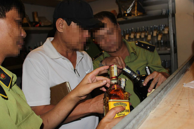 Các cán bộ chiến sĩ đang kiểm tra các loại rượu được sử dụng trong Fuse bar