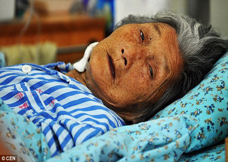  Bà Lou Xiaoying, 88 tuổi, đã cứu vớt được hơn 30 sinh mệnh bé bỏng suốt 40 năm qua.