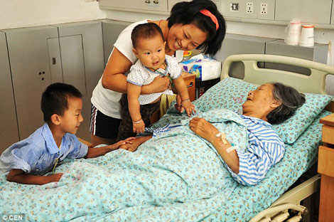 Sức khỏe kiệt quệ vì căn bệnh thận hiểm nghèo, bà vẫn hạnh phúc trong vòng tay yêu thương của các con.