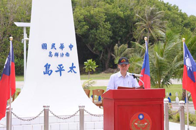 Nhóm quan chức cấp cao Đài Loan đổ bộ ra đảo Ba Bình, bãi Bàn Thanh do Hồ Vi Chân cầm đầu phát biểu trước lực lượng Đài Loan đồn trú trái phép trên đảo Ba Bình, Trường Sa thuộc chủ quyền Việt Nam
