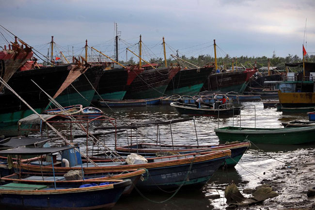 Nằm ở một góc phía đông của đảo Hải Nam, Đàm Môn là một ngôi làng đánh cá với 32.000 người sinh sống. Gần một nửa cư dân nơi này là những người thường xuyên đánh cá trên Biển Đông đang có tranh chấp chủ quyền bởi Trung Quốc, Philippines, Việt Nam, Malaysia, Brunei và Đài Loan. Ngư dân ngôi làng chài này nói rằng họ nhận được trợ cấp nhiên liệu ra khơi từ chính phủ Trung Quốc hàng năm dựa trên công suất của tàu thuyền mà họ sở hữu. Hình ảnh gần 9000 tàu cá Trung Quốc đổ ra biển Đông đánh bắt trái phép hồi đầu tháng 8 vừa qua.