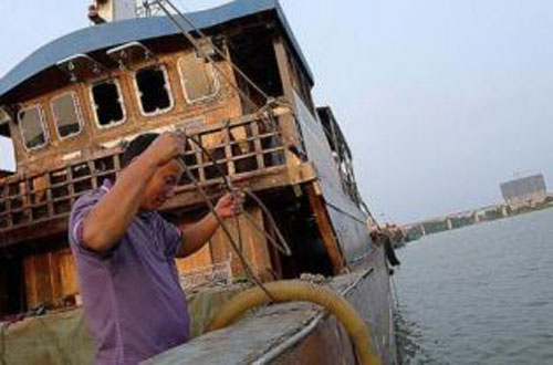 Năm ngoái, ngư dân Trần Nghị Tân đã nhận được khoảng 400.000 nhân dân tệ (63.000 USD) cho con thuyền 750 mã lực, trong khi một   ngư dân khác, Phó Minh Khang được khoảng 300.000 nhân dân tệ cho thuyền 600 mã lực. Họ còn nhận được một khoản tiền bổ sung   khoảng 5.000 nhân dân tệ mỗi khi thực hiện một chuyến đi đánh bắt cá (trái phép) trên quần đảo Trường Sa. Bên cạnh đó, các quan   chức chính phủ đã đến thăm làng chài Đàm Môn và kêu gọi họ tiếp tục đánh bắt cá (phi pháp - PV) tại khu vực quần đảo Trường Sa   nhằm bảo vệ tuyên bố cái gọi là 