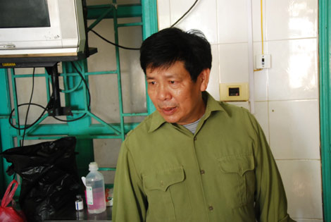 Ông Trần Văn Nhinh – chú ruột nạn nhân trao đổi với PV