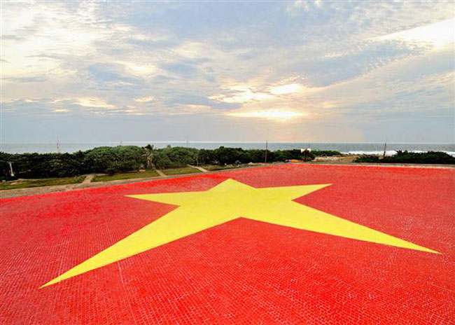 Lá cờ Tổ quốc bằng gốm lớn nhất ở Đảo Trường Sa Lớn có kích thước 12,40m x 25 m, diện tích 310m vuông được gép từ 310.000 viên gốm mosaic cỡ 3 x 3 cm. Xung quanh đó có 4 bức tranh gốm hướng về phía đường băng trung tâm đảo thể hiện lịch sử lâu đời của dân tộc Việt Nam gắn bó với quần đảo Hoàng Sa và Trường Sa, ca ngợi vẻ đẹp hiên ngang của người chiến sĩ hải quân nơi đầu sóng ngọn gió.
