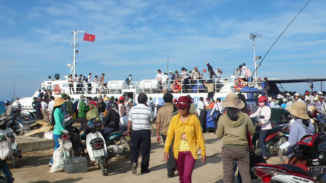 Trong một diễn biến khác, một thông tin đáng mừng là chỉ trong hai ngày 1 và 2/9, đảo Lý Sơn (Quảng Ngãi) đã đón trên 1.000 khách tham quan, khám phá đảo. Tại các di tích, danh lam thắng cảnh như chùa Hang, chùa Đục, hang Câu, nhà trưng bày đội Hoàng Sa kiêm quản Hắc Hải, đảo Bé... mỗi ngày đón hàng ngàn khách du lịch tới tham quan.