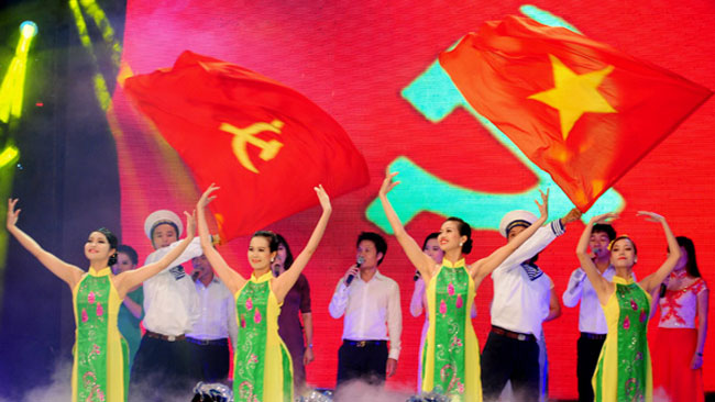 Cũng tại Trung tâm phát thanh Quốc gia (58 Quán sứ, Hà Nội), khán thính giả cả nước đã được thưởng thức chương trình nghệ thuật đặc biệt chào mừng 67 năm Cách mạng Tháng 8 thành công và Quốc khánh 2/9 với chủ đề “Trường Sa - Biển đảo Việt Nam mến yêu”.