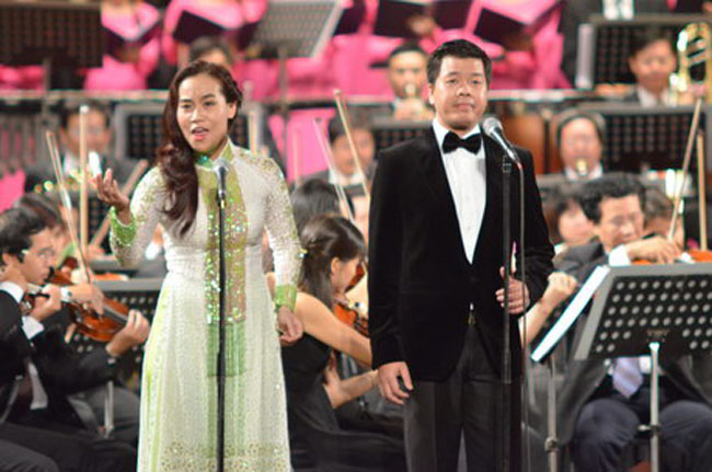Đặc biệt, ca sĩ Đăng Dương và Duyên Huyền đã có màn song ca mở đầu phần thanh nhạc rất hòa quyện và ấn tượng với Trường ca Sông Lô của nhạc sĩ Văn Cao.  