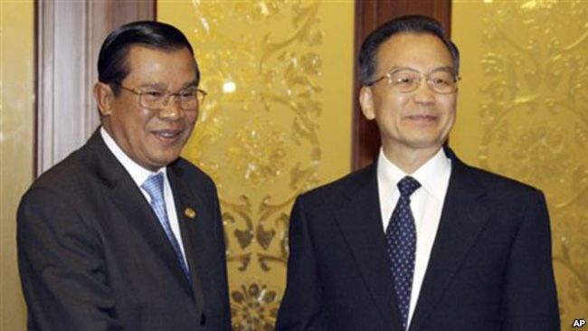 Mặt khác, theo Tân Hoa Xã, ngày 02/9, trong cuộc gặp gỡ Thủ tướng Campuchia Hun Sen, Thủ tướng Trung Quốc Ôn Gia Bảo đã lên   tiếng cảm ơn Campuchia vì sự ủng hộ của nước này dành cho Trung Quốc tại ASEAN trong bối cảnh tình hình tranh chấp Biển Đông giữa   Bắc Kinh và một số thành viên ASEAN đang diễn biến căng thẳng. 