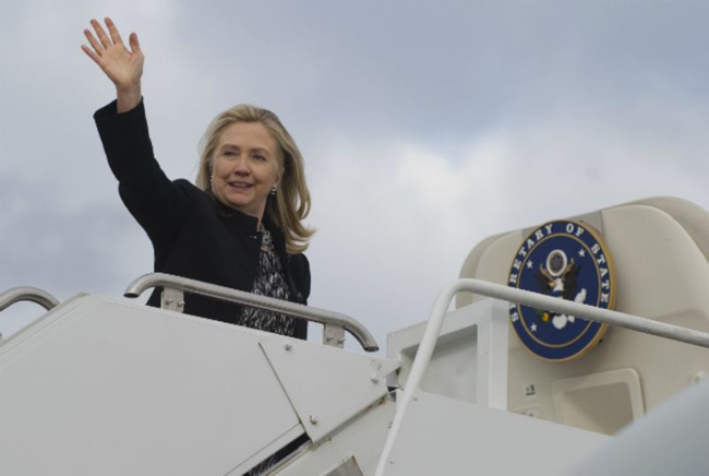Ngày 3/9, sau đảo Cook, Indonesia là điểm dừng chân thứ 2 của Ngoại trưởng Mỹ Hillary Clinton trong chuyến công du 6 nước khu vực châu   Á-Thái Bình Dương, nhằm giải quyết căng thẳng đang leo thang trong khu vực. Giới phân tích nhận định, với chuyến thăm tới Indonesia của   bà Hillary Clinton, chính quyền Washington muốn khuyến khích nước này tiếp tục đóng vai trò tích cực để giải quyết tranh chấp ở châu Á-Thái   Bình Dương cũng như muốn mở rộng tầm ảnh hưởng của Mỹ tại khu vực này.