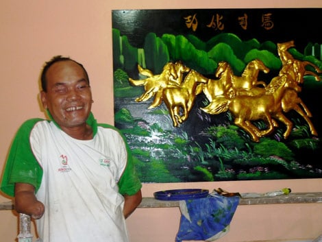 Thầy Khanh Rông bên tác phẩm của mình.