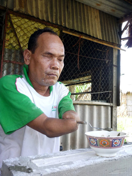 Thầy Khanh Rông miệt mài hoàn thiện tác phẩm hội họa 