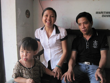 Vợ chồng anh Tú hạnh phúc bên con gái yêu.